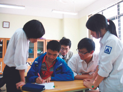 Trần Thu Quỳnh (ngoài cùng bên phải), đang trao đổi với các bạn cùng lớp