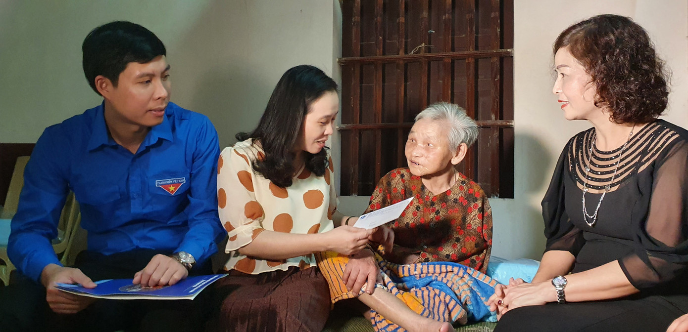 Tỉnh đoàn Thanh Hoá thăm, chúc mừng gia đình Hoa hậu Đỗ Thị Hà ảnh 1