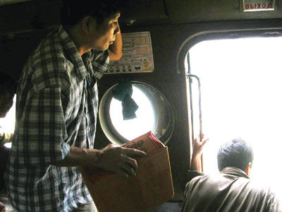 Trưởng Ban đại diện báo Tiền Phong tại Đà Nẵng vừa tác nghiệp vừa tham gia thả hàng cứu trợ từ máy bay trực thăng cho đồng bào bị bão lũ năm 2007. Trưởng Ban đại diện báo Tiền Phong tại Đà Nẵng vừa tác nghiệp vừa tham gia thả hàng cứu trợ từ máy bay trực thăng cho đồng bào bị bão lũ năm 2007