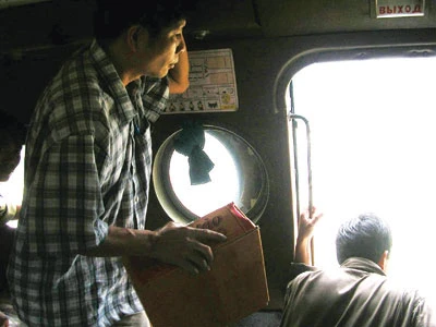  Trưởng Ban đại diện báo Tiền Phong tại Đà Nẵng vừa tác nghiệp vừa tham gia thả hàng cứu trợ từ máy bay trực thăng cho đồng bào bị bão lũ năm 2007