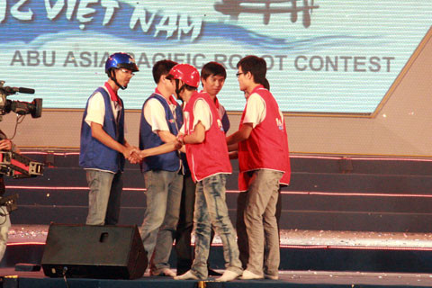 Những cái bắt tay của 2 đối thủ trận chung kết