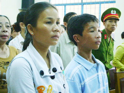 Bé Nguyễn Hào Anh (trái)