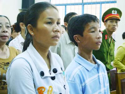 Bé Nguyễn Hào Anh (trái)