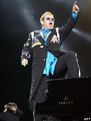 Elton John trong đêm hòa nhạc gây quỹ ủng hộ bà Hilary