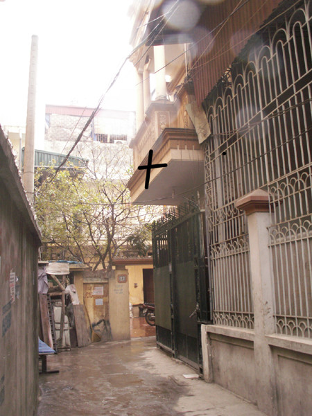 Ngôi nhà có ban công đua ra (dấu X) hiện có 2 sổ đỏ, một do Sở TN&MT cấp, một do quận Cầu Giấy cấp Ảnh: N.Q (chụp chiều 3-4)