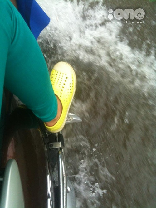 Dép đi mưa là phương tiện cứu cánh cho nhiều người Sài thành thời điểm hiện tại. Ảnh: Yded