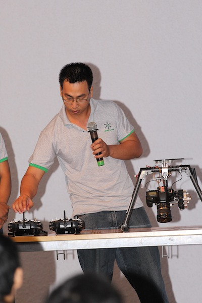 Chiếc máy bay không người lái này áp dụng công nghệ điều khiển bằng sóng radio