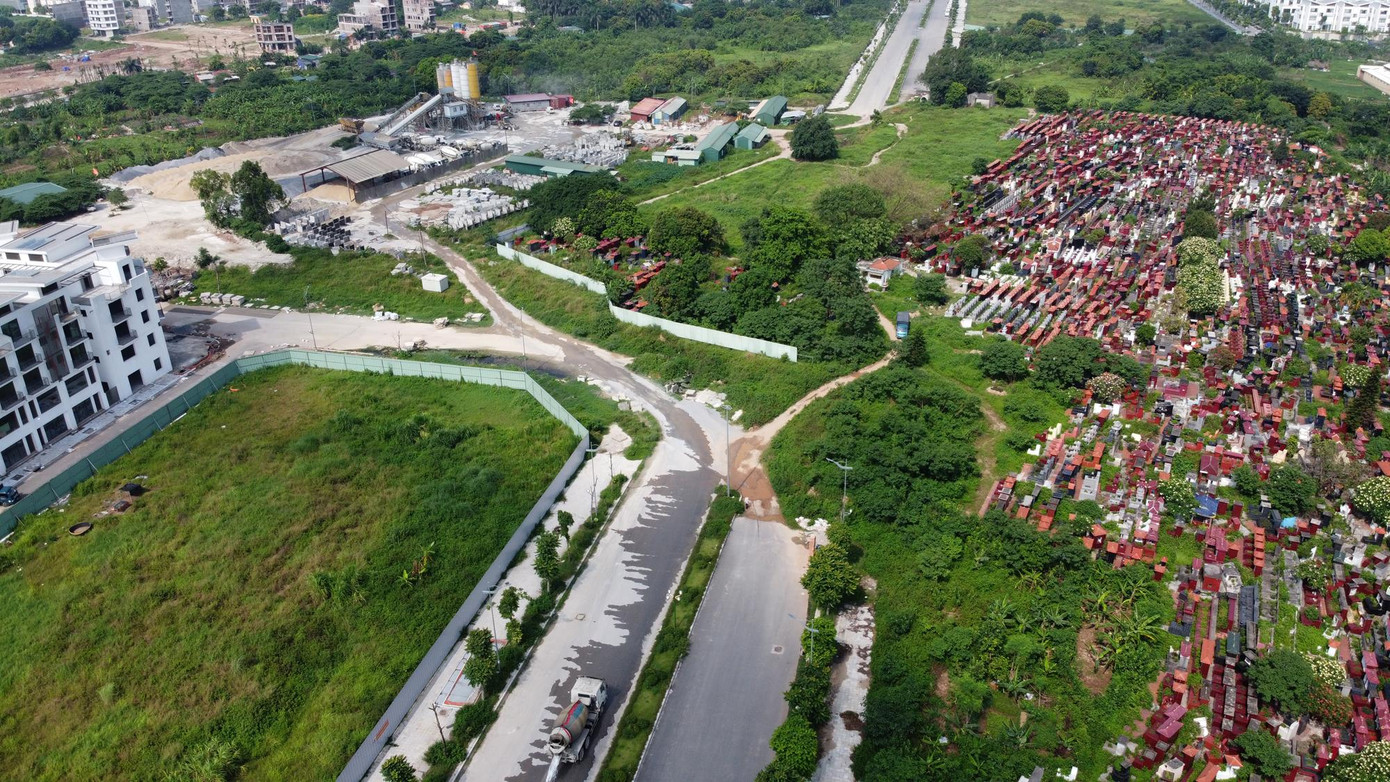 Dự án BT xây dựng tuyến đường từ đê Ngọc Thụy đến Khu đô thị mới Thượng (quận Long Biên) sau nhiều năm triển khai vẫn chưa thể thông xe. Trong khi đó, phần đất đối ứng dự án Khai Sơn City chủ đầu tư đã xây dựng khu biệt thự hoành tráng, bán với giá hàng chục tỷ/căn. Ảnh: Hạ Vũ. Dự án BT xây dựng tuyến đường từ đê Ngọc Thụy đến Khu đô thị mới Thượng (quận Long Biên) sau nhiều năm triển khai vẫn chưa thể thông xe. Trong khi đó, phần đất đối ứng dự án Khai Sơn City chủ đầu tư đã xây dựng khu biệt thự hoành tráng, bán với giá hàng chục tỷ/căn. Ảnh: Hạ Vũ.