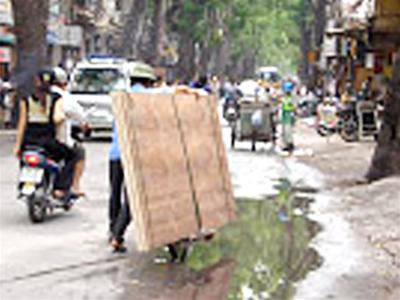 Xe lam, xe đạp thồ cũng được huy động vào việc vận chuyển Xe lam, xe đạp thồ cũng được huy động vào việc vận chuyển