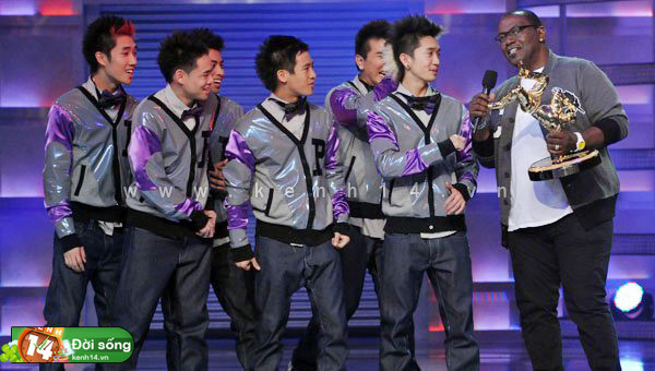 Cả nhóm quá hạnh phúc khi nhận được danh hiệu nhóm nhảy đỉnh nhất nước Mỹ năm 2010