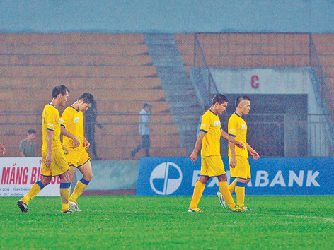 Không tiền, các cầu thủ K. Kiên Giang buộc phải rời sân chơi V.League. ảnh: VSI