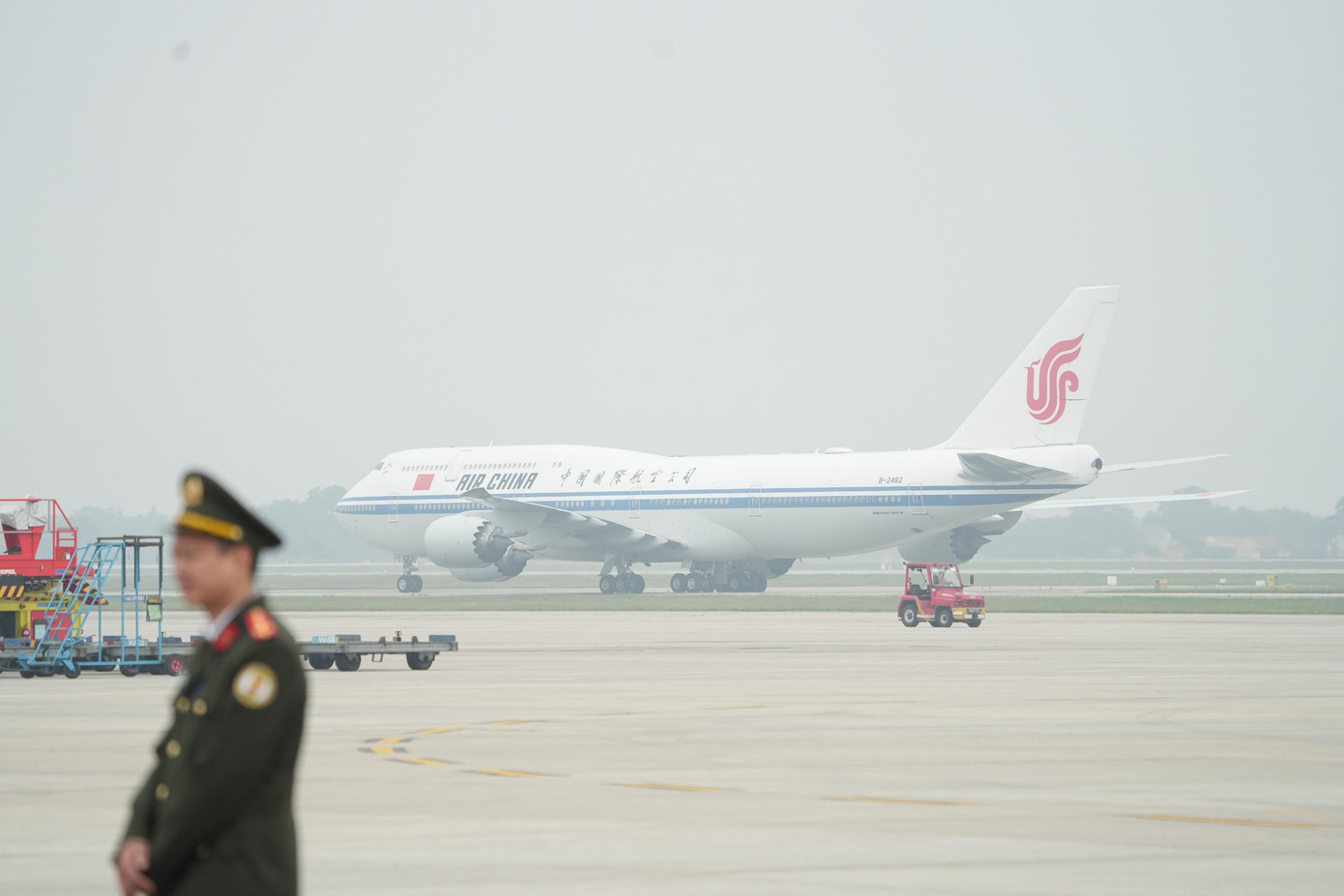 11h45, chiếc Boeing 747-400 dân dụng đầu tiên của Hãng hàng không Air China đã lăn bánh trên đường băng Sân bay Quốc tế Nội Bài. 11h45, chiếc Boeing 747-400 dân dụng đầu tiên của Hãng hàng không Air China đã lăn bánh trên đường băng Sân bay Quốc tế Nội Bài.