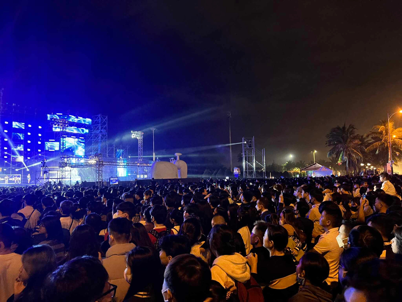 Bạn trẻ khắp nơi đổ về công viên Biển Đông để cùng đếm ngược chào năm mới 2024. Bạn trẻ khắp nơi đổ về công viên Biển Đông để cùng đếm ngược chào năm mới 2024.