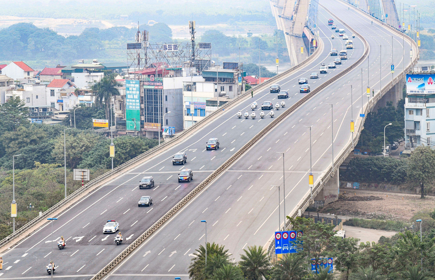 Đoàn xe hộ tống Tổng Bí thư, Chủ tịch Trung Quốc Tập Cận Bình và Phu nhân cùng Đoàn đại biểu cấp cao Trung Quốc di chuyển qua cầu Nhật Tân, hướng về trung tâm thủ đô Hà Nội. Đoàn xe hộ tống Tổng Bí thư, Chủ tịch Trung Quốc Tập Cận Bình và Phu nhân cùng Đoàn đại biểu cấp cao Trung Quốc di chuyển qua cầu Nhật Tân, hướng về trung tâm thủ đô Hà Nội.