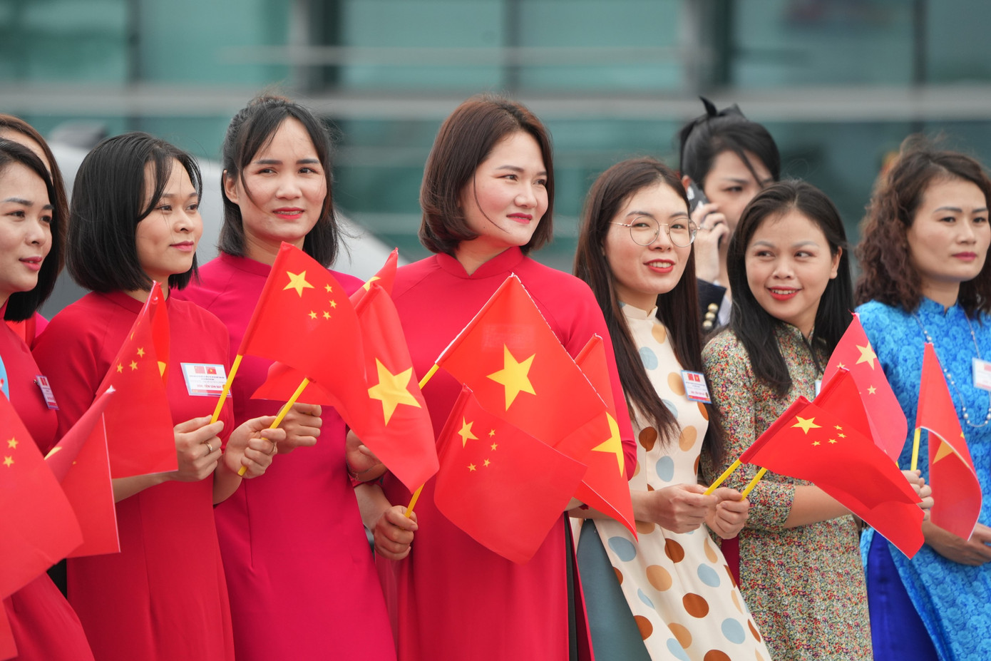 Người dân Hà Nội và cộng đồng người Trung Quốc tại Hà Nội đón Tổng Bí thư, Chủ tịch Trung Quốc Tập Cận Bình. Người dân Hà Nội và cộng đồng người Trung Quốc tại Hà Nội đón Tổng Bí thư, Chủ tịch Trung Quốc Tập Cận Bình.