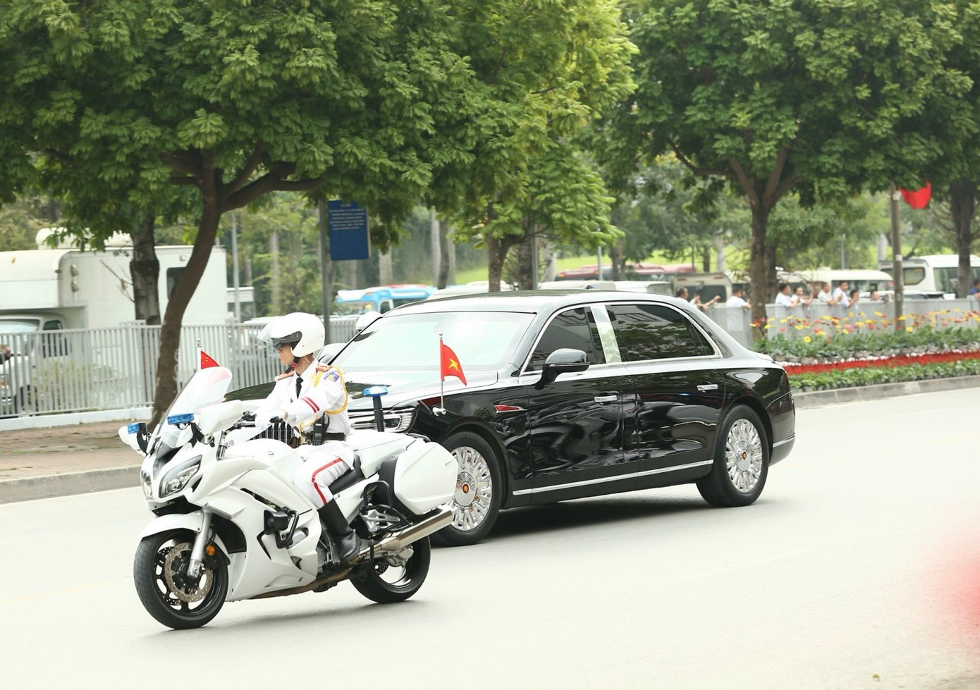 Khoảng 12h50, đoàn xe hộ tống Tổng Bí thư, Chủ tịch Trung Quốc Tập Cận Bình về đến khách sạn JW Marriott, sau khoảng nửa tiếng di chuyển trên đường, qua Võ Nguyên Giáp - cầu Nhật Tân - Võ Chí Công - Vành đai 2 - Láng - Trần Duy Hưng - đại lộ Thăng Long - Đỗ Đức Dục. Khoảng 12h50, đoàn xe hộ tống Tổng Bí thư, Chủ tịch Trung Quốc Tập Cận Bình về đến khách sạn JW Marriott, sau khoảng nửa tiếng di chuyển trên đường, qua Võ Nguyên Giáp - cầu Nhật Tân - Võ Chí Công - Vành đai 2 - Láng - Trần Duy Hưng - đại lộ Thăng Long - Đỗ Đức Dục.