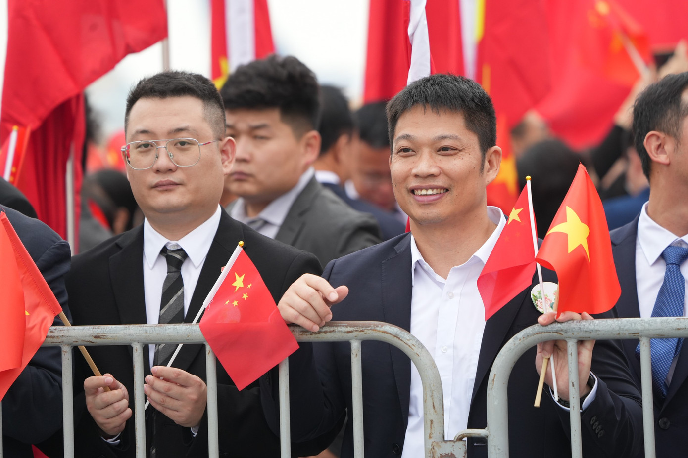 Người dân Hà Nội và cộng đồng người Trung Quốc tại Hà Nội đón Tổng Bí thư, Chủ tịch Trung Quốc Tập Cận Bình. Người dân Hà Nội và cộng đồng người Trung Quốc tại Hà Nội đón Tổng Bí thư, Chủ tịch Trung Quốc Tập Cận Bình.