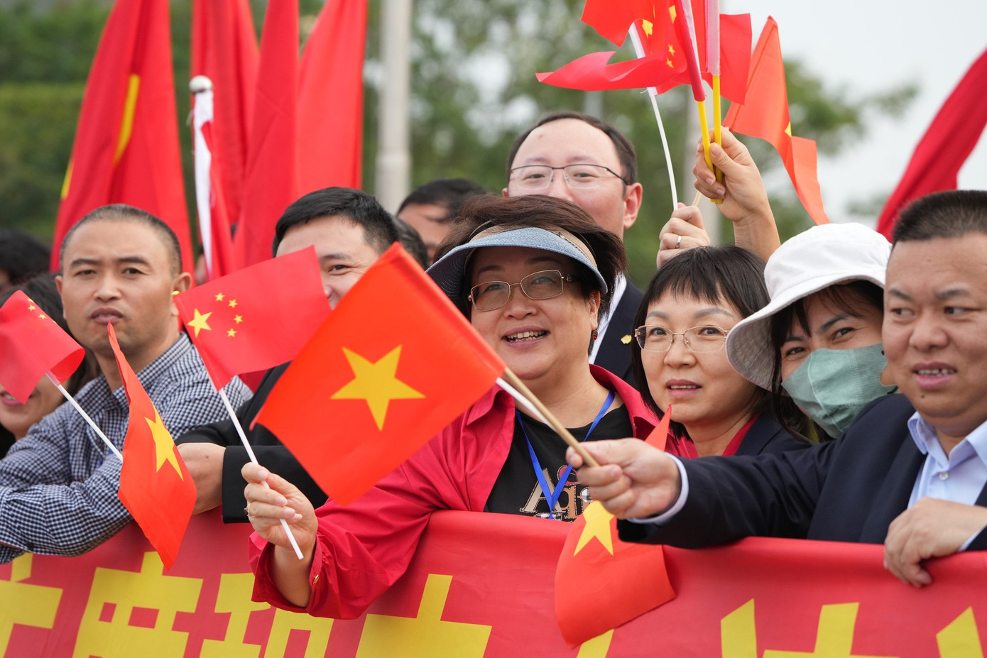 Người dân Hà Nội và cộng đồng người Trung Quốc tại Việt Nam ra Sân bay Quốc tế Nội Bài tiễn Tổng Bí thư, Chủ tịch nước Trung Quốc Tập Cận Bình và Phu nhân.