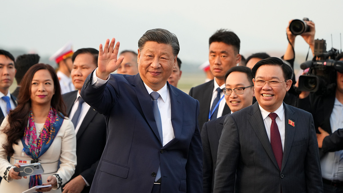 Chủ tịch Quốc hội Vương Đình Huệ tiễn Tổng Bí thư, Chủ tịch nước Trung Quốc và Phu nhân tại Sân bay Quốc tế Nội Bài, chiều 13/12.