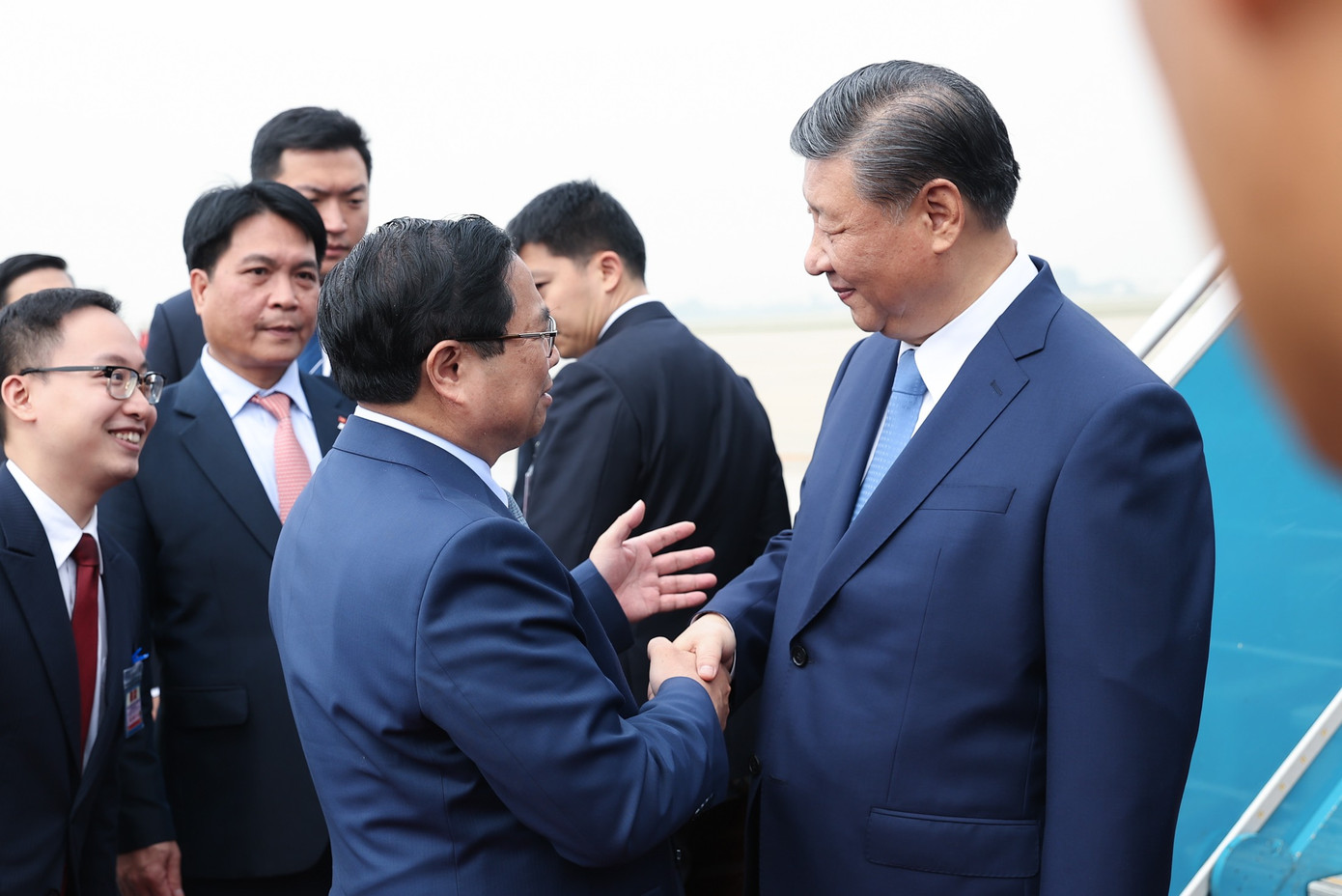 Đón Tổng Bí thư, Chủ tịch Trung Quốc Tập Cận Bình và Đoàn đại biểu cấp cao Trung Quốc tại Sân bay Quốc tế Nội Bài có Thủ tướng Phạm Minh Chính, Trưởng ban Nội chính Trung ương Phan Đình Trạc, Trưởng ban Đối ngoại Trung ương Lê Hoài Trung, Chủ tịch UBND TP. Hà Nội Trần Sỹ Thanh cùng nhiều cán bộ Ban Đối ngoại Trung ương, Bộ Ngoại giao. Đón Tổng Bí thư, Chủ tịch Trung Quốc Tập Cận Bình và Đoàn đại biểu cấp cao Trung Quốc tại Sân bay Quốc tế Nội Bài có Thủ tướng Phạm Minh Chính, Trưởng ban Nội chính Trung ương Phan Đình Trạc, Trưởng ban Đối ngoại Trung ương Lê Hoài Trung, Chủ tịch UBND TP. Hà Nội Trần Sỹ Thanh cùng nhiều cán bộ Ban Đối ngoại Trung ương, Bộ Ngoại giao.