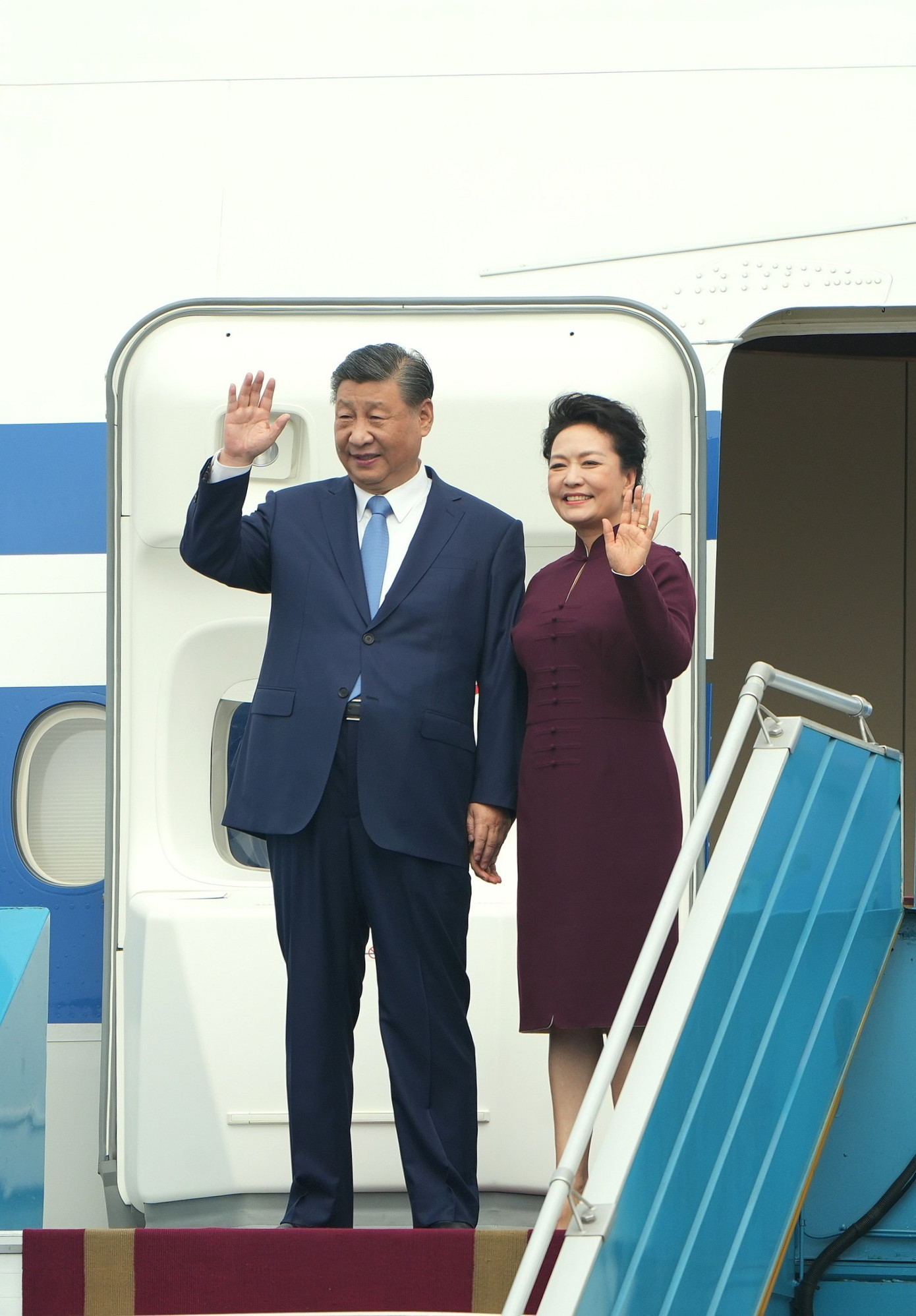 Chuyến thăm cấp Nhà nước tới Việt Nam của Tổng Bí thư Đảng Cộng sản Trung Quốc, Chủ tịch nước Cộng hòa Nhân dân Trung Hoa Tập Cận Bình và Phu nhân diễn ra theo lời mời của Tổng Bí thư Đảng Cộng sản Việt Nam Nguyễn Phú Trọng và Phu nhân, Chủ tịch nước CHXHCN Việt Nam Võ Văn Thưởng và Phu nhân. Chuyến thăm cấp Nhà nước tới Việt Nam của Tổng Bí thư Đảng Cộng sản Trung Quốc, Chủ tịch nước Cộng hòa Nhân dân Trung Hoa Tập Cận Bình và Phu nhân diễn ra theo lời mời của Tổng Bí thư Đảng Cộng sản Việt Nam Nguyễn Phú Trọng và Phu nhân, Chủ tịch nước CHXHCN Việt Nam Võ Văn Thưởng và Phu nhân.