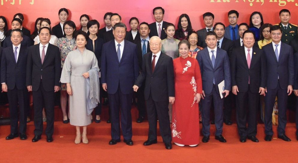 Hai Tổng Bí thư và hai Phu nhân trong cuộc gặp các nhân sỹ hữu nghị, thanh niên Việt - Trung ngày 13/12. (Ảnh: Trọng Tài) Hai Tổng Bí thư và hai Phu nhân trong cuộc gặp các nhân sỹ hữu nghị, thanh niên Việt - Trung ngày 13/12. (Ảnh: Trọng Tài)