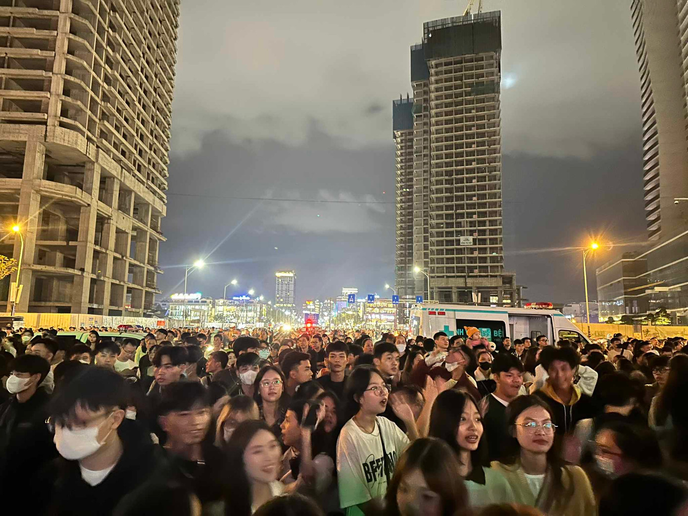 Bạn trẻ khắp nơi đổ về công viên Biển Đông để cùng đếm ngược chào năm mới 2024. Bạn trẻ khắp nơi đổ về công viên Biển Đông để cùng đếm ngược chào năm mới 2024.