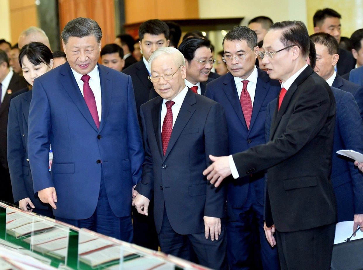 Tổng Bí thư Nguyễn Phú Trọng và Tổng Bí thư, Chủ tịch nước Trung Quốc Tập Cận Bình cùng xem và nghe giới thiệu về 36 văn bản thỏa thuận hợp tác trên nhiều lĩnh vực được ký kết giữa các ban, bộ ngành, địa phương hai nước. Tổng Bí thư Nguyễn Phú Trọng và Tổng Bí thư, Chủ tịch nước Trung Quốc Tập Cận Bình cùng xem và nghe giới thiệu về 36 văn bản thỏa thuận hợp tác trên nhiều lĩnh vực được ký kết giữa các ban, bộ ngành, địa phương hai nước.