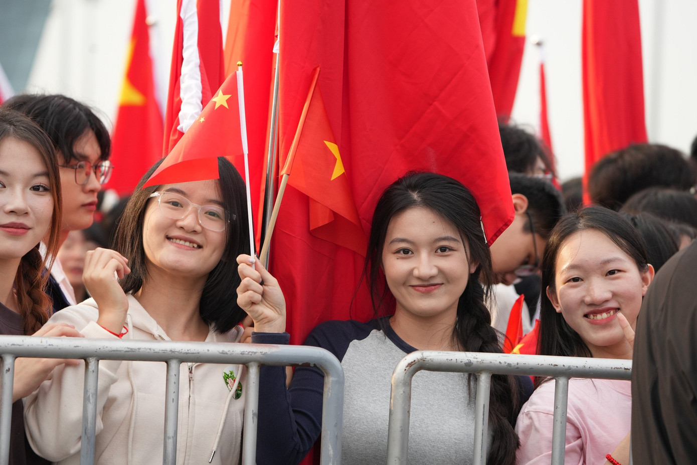 Người dân Hà Nội và cộng đồng người Trung Quốc tại Việt Nam ra Sân bay Quốc tế Nội Bài tiễn Tổng Bí thư, Chủ tịch nước Trung Quốc Tập Cận Bình và Phu nhân.