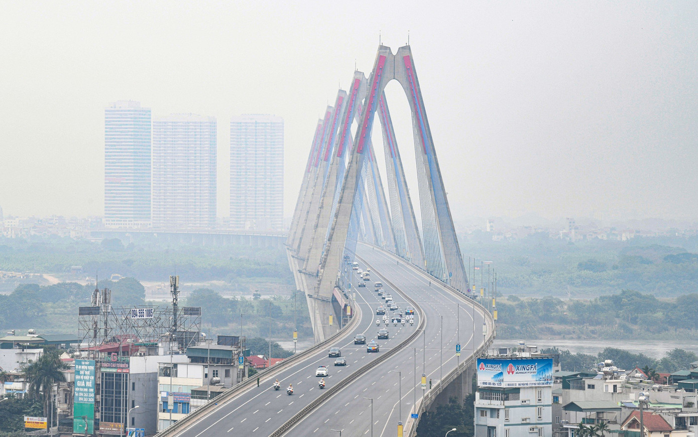 Đoàn xe hộ tống Tổng Bí thư, Chủ tịch Trung Quốc Tập Cận Bình và Phu nhân cùng Đoàn đại biểu cấp cao Trung Quốc di chuyển qua cầu Nhật Tân, hướng về trung tâm thủ đô Hà Nội. Đoàn xe hộ tống Tổng Bí thư, Chủ tịch Trung Quốc Tập Cận Bình và Phu nhân cùng Đoàn đại biểu cấp cao Trung Quốc di chuyển qua cầu Nhật Tân, hướng về trung tâm thủ đô Hà Nội.