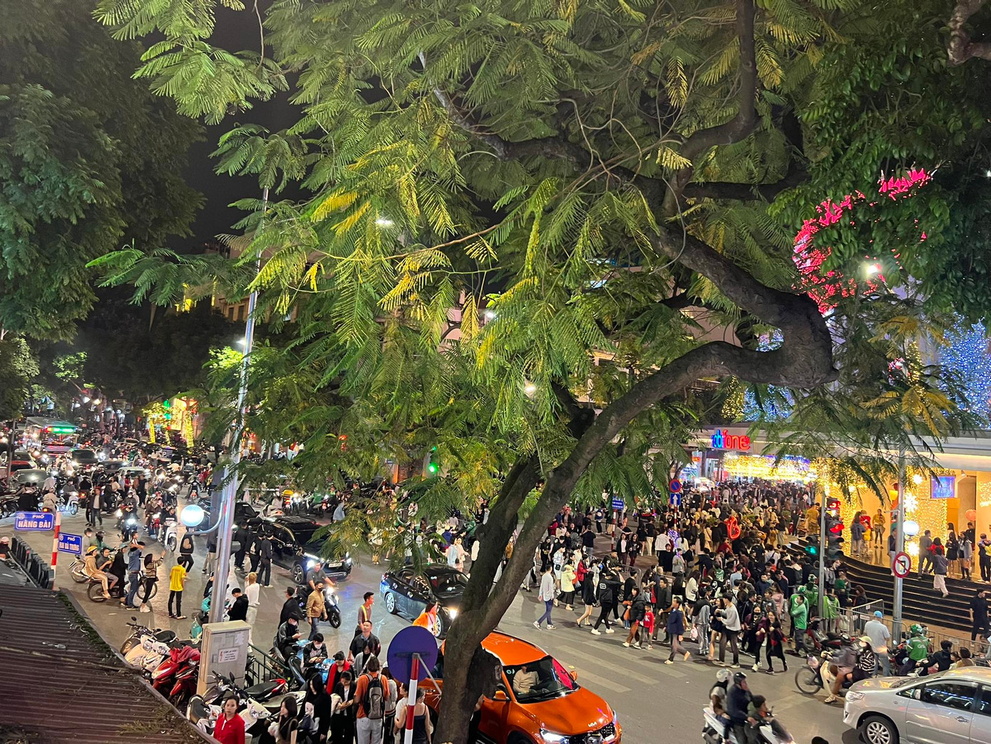 Dòng người tiếp tục đổ về trung tâm hồ Hoàn Kiếm (Hà Nội). Ảnh: Phùng Sưởng Dòng người tiếp tục đổ về trung tâm hồ Hoàn Kiếm (Hà Nội). Ảnh: Phùng Sưởng