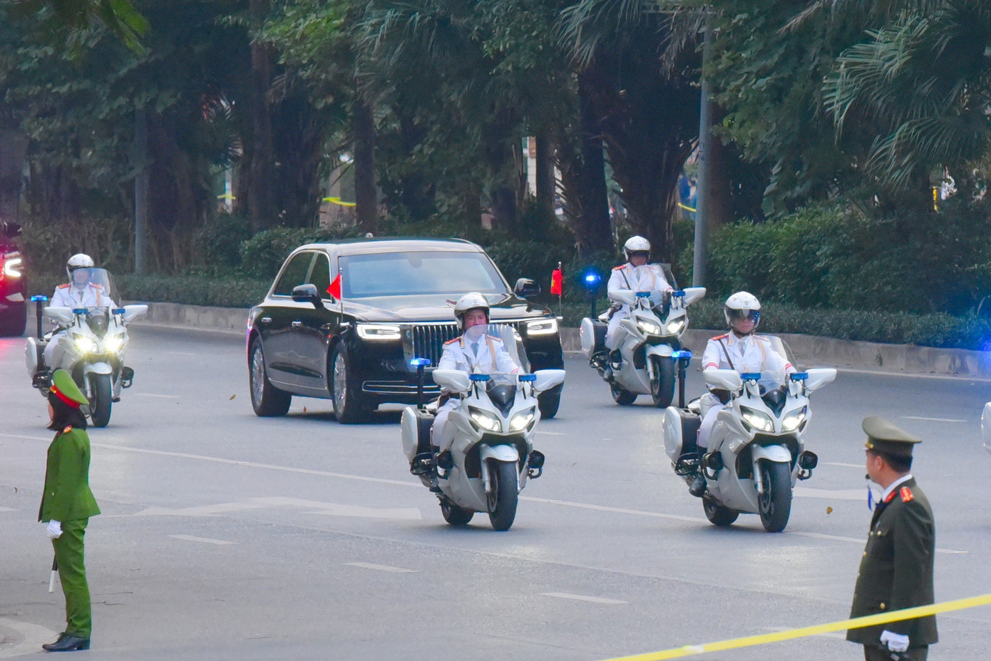 Đoàn xe hộ tống Tổng Bí thư, Chủ tịch nước Trung Quốc Tập Cận Bình và Phu nhân tiến lên cầu Nhật Tân, hướng về Sân bay Quốc tế Nội Bài.