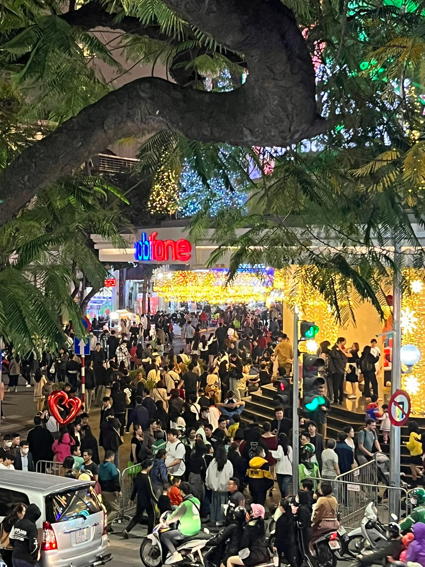 Dòng người tiếp tục đổ về trung tâm hồ Hoàn Kiếm (Hà Nội). Ảnh: Phùng Sưởng Dòng người tiếp tục đổ về trung tâm hồ Hoàn Kiếm (Hà Nội). Ảnh: Phùng Sưởng