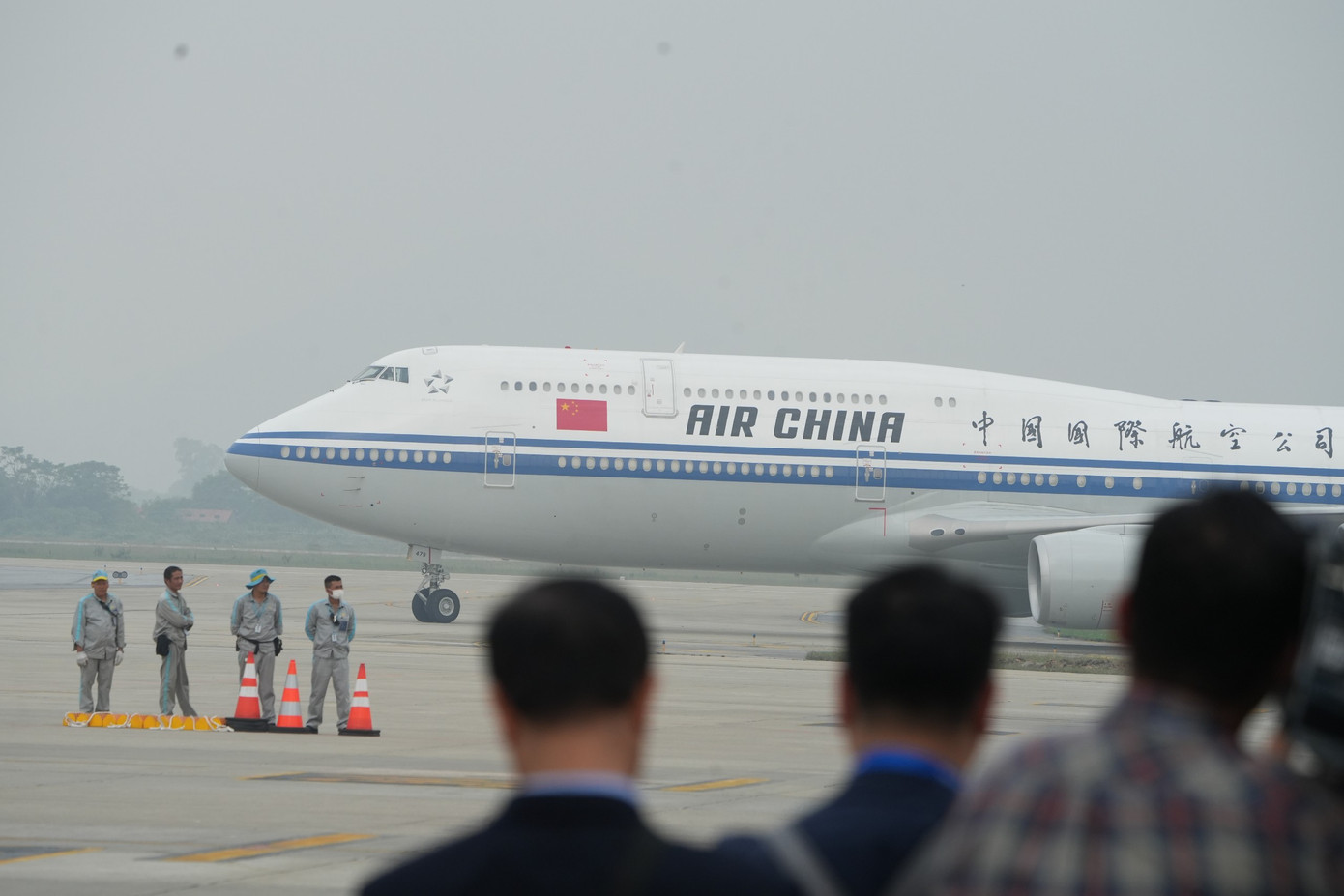 12h, chuyên cơ chở Tổng Bí thư, Chủ tịch Trung Quốc Tập Cận Bình và Phu nhân cùng Đoàn đại biểu cấp cao hạ cánh xuống Sân bay Quốc tế Nội Bài, thủ đô Hà Nội. 12h, chuyên cơ chở Tổng Bí thư, Chủ tịch Trung Quốc Tập Cận Bình và Phu nhân cùng Đoàn đại biểu cấp cao hạ cánh xuống Sân bay Quốc tế Nội Bài, thủ đô Hà Nội.