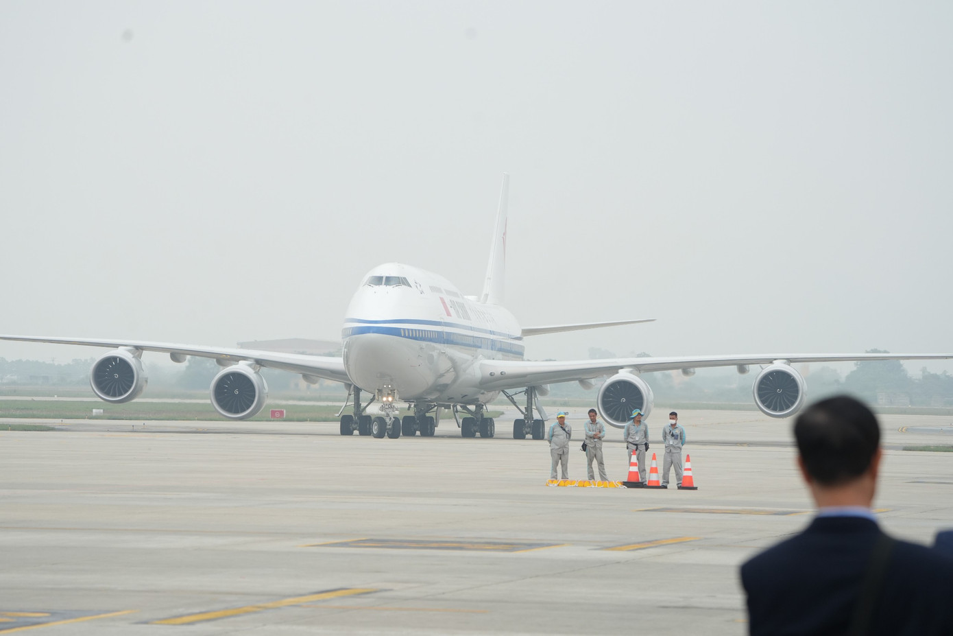 12h, chuyên cơ chở Tổng Bí thư, Chủ tịch Trung Quốc Tập Cận Bình và Phu nhân cùng Đoàn đại biểu cấp cao hạ cánh xuống Sân bay Quốc tế Nội Bài, thủ đô Hà Nội. 12h, chuyên cơ chở Tổng Bí thư, Chủ tịch Trung Quốc Tập Cận Bình và Phu nhân cùng Đoàn đại biểu cấp cao hạ cánh xuống Sân bay Quốc tế Nội Bài, thủ đô Hà Nội.