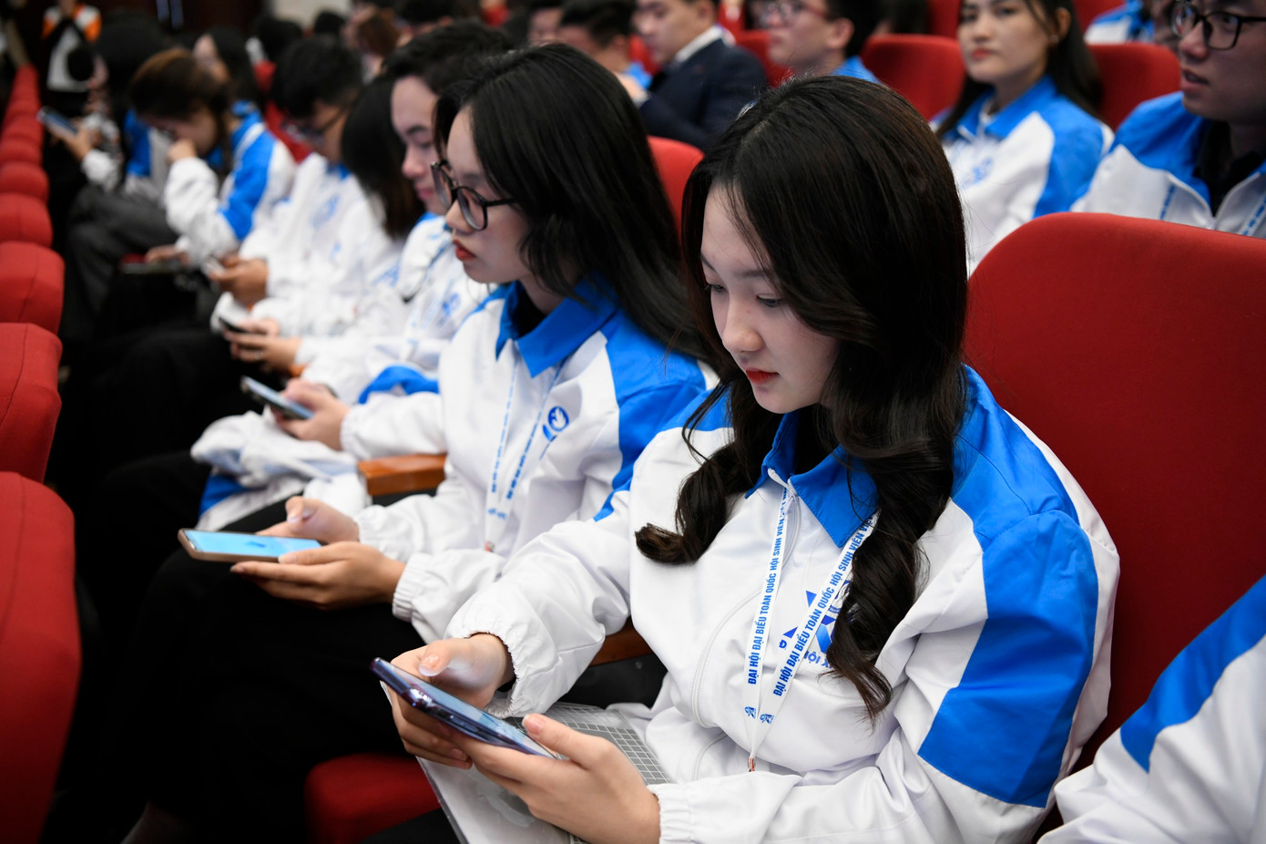 Các đại biểu dự Đại hội đại biểu toàn quốc Hội Sinh viên Việt Nam lần thứ XI, nhiệm kỳ 2023 – 2028, biểu quyết thông qua Nghị quyết Đại hội trên ứng dụng “Đại hội Hội Sinh viên Việt Nam”.