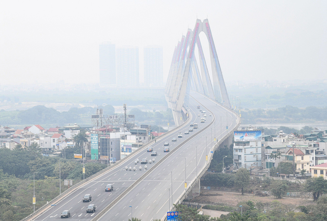 Đoàn xe hộ tống Tổng Bí thư, Chủ tịch Trung Quốc Tập Cận Bình và Phu nhân cùng Đoàn đại biểu cấp cao Trung Quốc di chuyển qua cầu Nhật Tân, hướng về trung tâm thủ đô Hà Nội. Đoàn xe hộ tống Tổng Bí thư, Chủ tịch Trung Quốc Tập Cận Bình và Phu nhân cùng Đoàn đại biểu cấp cao Trung Quốc di chuyển qua cầu Nhật Tân, hướng về trung tâm thủ đô Hà Nội.