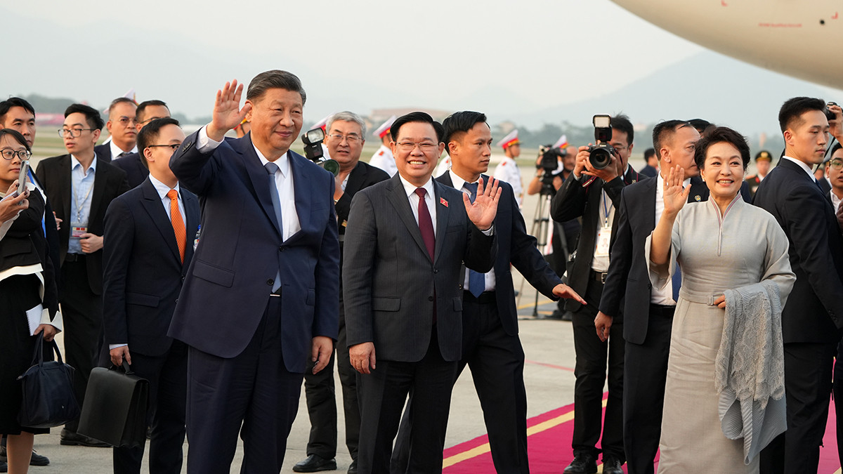 Chủ tịch Quốc hội Vương Đình Huệ tiễn Tổng Bí thư, Chủ tịch nước Trung Quốc và Phu nhân tại Sân bay Quốc tế Nội Bài, chiều 13/12.