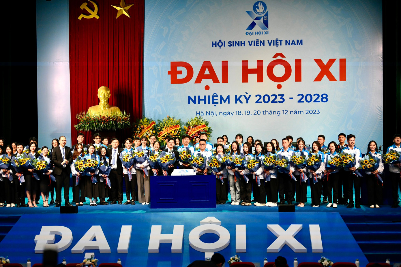 Trước khi diễn ra phiên bế mạc, đại hội chúc mừng các đại biểu sinh nhật trong tháng 12.