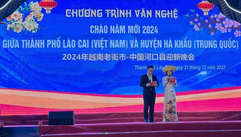 Tại TP Lào Cai, UBND thành phố Lào Cai tổ chức chương trình văn nghệ chào năm 2024 giữa thành phố Lào Cai và huyện Hà Khẩu, Vân Nam, Trung Quốc. Tại TP Lào Cai, UBND thành phố Lào Cai tổ chức chương trình văn nghệ chào năm 2024 giữa thành phố Lào Cai và huyện Hà Khẩu, Vân Nam, Trung Quốc.