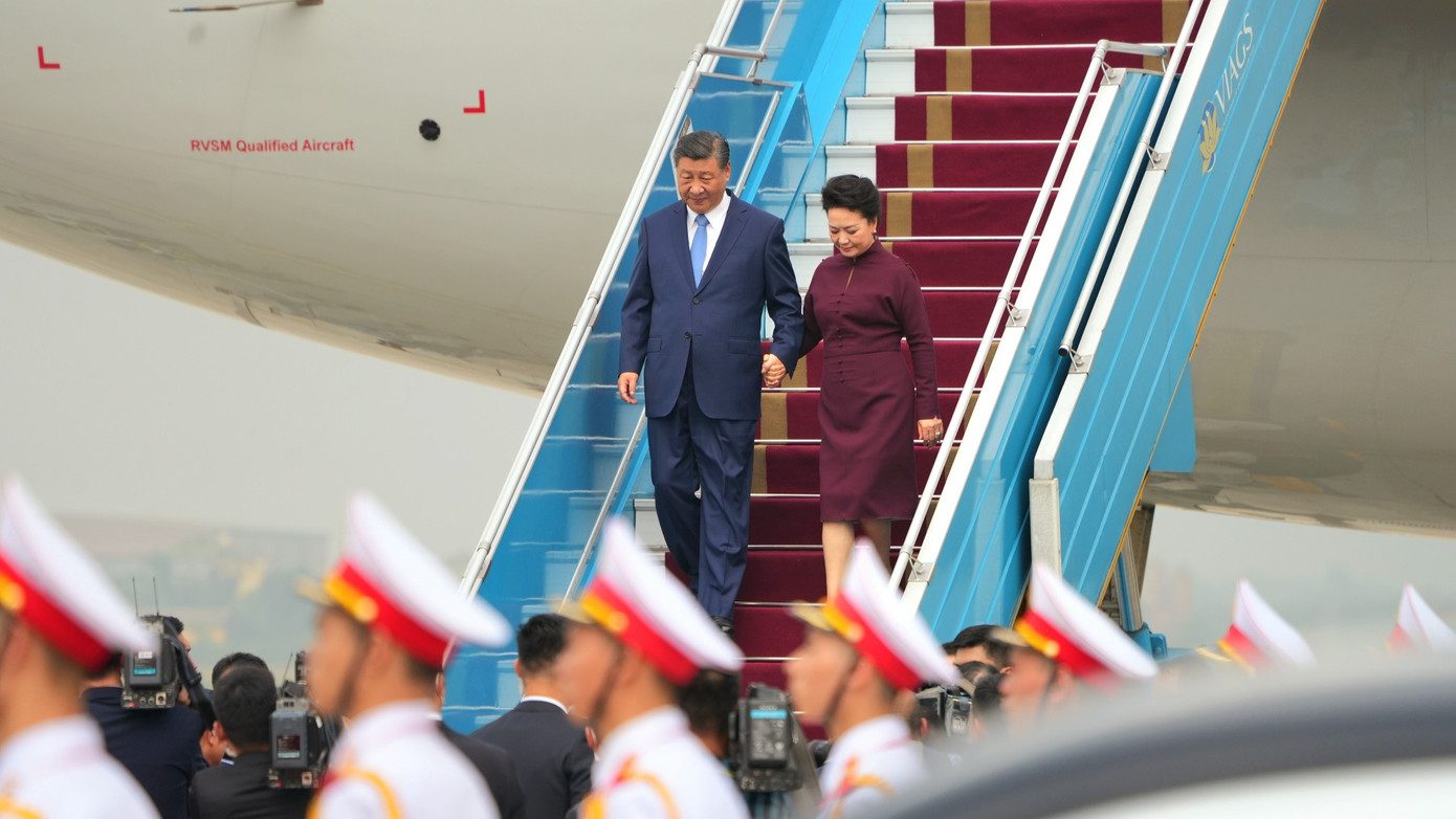 Tổng Bí thư, Chủ tịch Trung Quốc Tập Cận Bình và Phu nhân bắt đầu chuyến thăm cấp Nhà nước đến Việt Nam. Tổng Bí thư, Chủ tịch Trung Quốc Tập Cận Bình và Phu nhân bắt đầu chuyến thăm cấp Nhà nước đến Việt Nam.