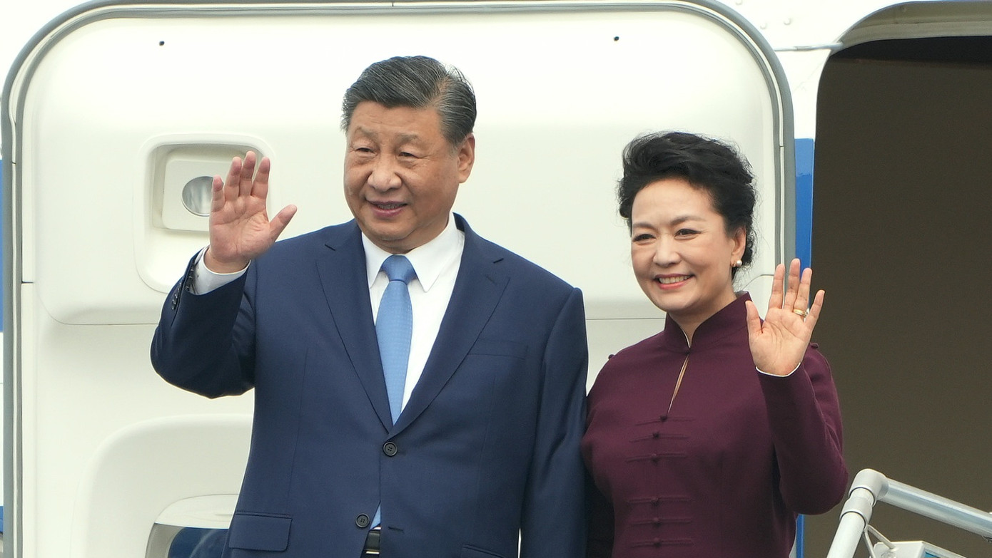 Trong bài viết gửi đăng trên báo Nhân Dân của Việt Nam nhân chuyến thăm này, Tổng Bí thư, Chủ tịch Trung Quốc Tập Cận Bình cho biết: “Đây là lần thứ ba tôi đặt chân đến đất nước Việt Nam tươi đẹp kể từ khi đảm nhiệm cương vị Tổng Bí thư, Chủ tịch Trung Quốc, cảm thấy vô cùng thân thiết, giống như đến thăm họ hàng, láng giềng”. Trong bài viết gửi đăng trên báo Nhân Dân của Việt Nam nhân chuyến thăm này, Tổng Bí thư, Chủ tịch Trung Quốc Tập Cận Bình cho biết: “Đây là lần thứ ba tôi đặt chân đến đất nước Việt Nam tươi đẹp kể từ khi đảm nhiệm cương vị Tổng Bí thư, Chủ tịch Trung Quốc, cảm thấy vô cùng thân thiết, giống như đến thăm họ hàng, láng giềng”.