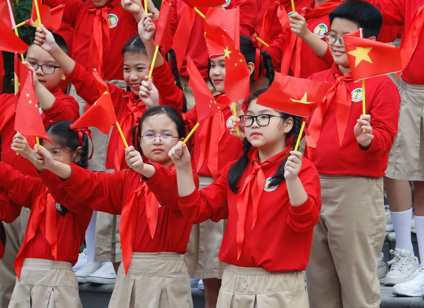 Thiếu nhi Hà Nội vẫy cờ hai nước, chào mừng Tổng Bí thư, Chủ tịch Trung Quốc Tập Cận Bình thăm Việt Nam. (Ảnh: Như Ý)