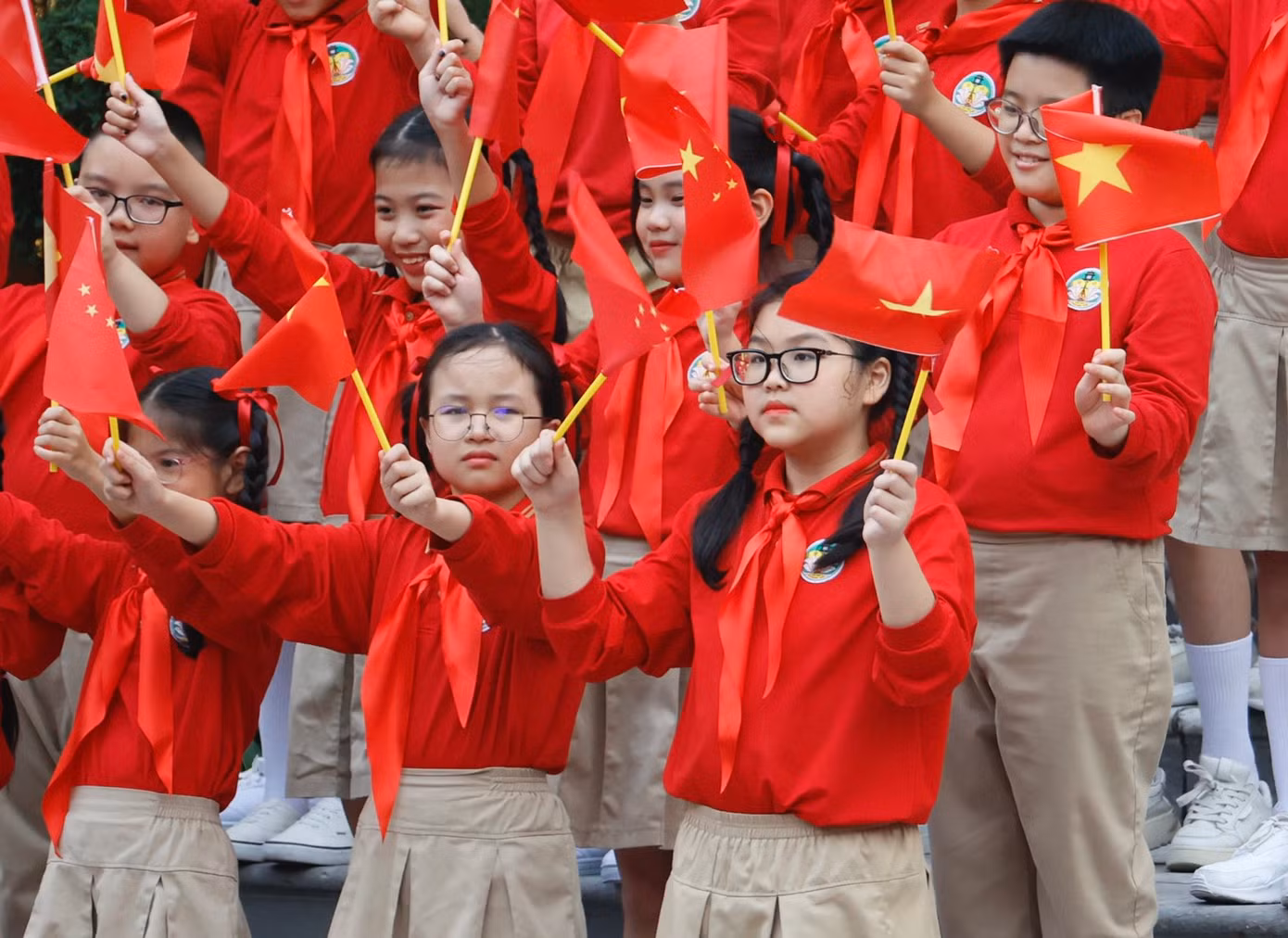 Thiếu nhi Hà Nội vẫy cờ hai nước, chào mừng Tổng Bí thư, Chủ tịch Trung Quốc Tập Cận Bình thăm Việt Nam. (Ảnh: Như Ý)