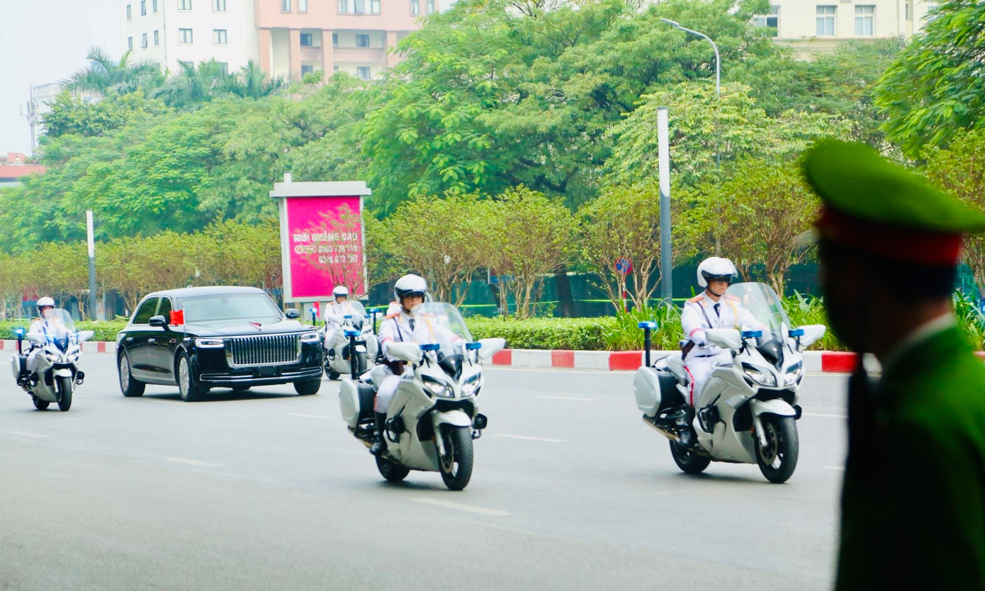 Sau nghi thức đón tại sân bay Nội Bài, khoảng 12h25, Tổng Bí thư, Chủ tịch Trung Quốc Tập Cận Bình lên xe Hồng Kỳ về khách sạn JW Marriott (Mễ Trì, Nam Từ Liêm, Hà Nội). Sau nghi thức đón tại sân bay Nội Bài, khoảng 12h25, Tổng Bí thư, Chủ tịch Trung Quốc Tập Cận Bình lên xe Hồng Kỳ về khách sạn JW Marriott (Mễ Trì, Nam Từ Liêm, Hà Nội).