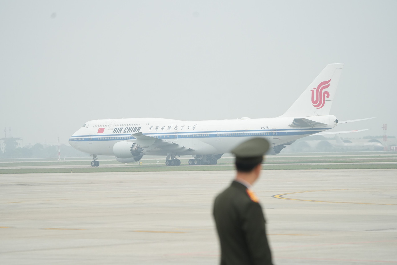 11h45, chiếc Boeing 747-400 dân dụng đầu tiên của Hãng hàng không Air China đã lăn bánh trên đường băng Sân bay Quốc tế Nội Bài. 11h45, chiếc Boeing 747-400 dân dụng đầu tiên của Hãng hàng không Air China đã lăn bánh trên đường băng Sân bay Quốc tế Nội Bài.