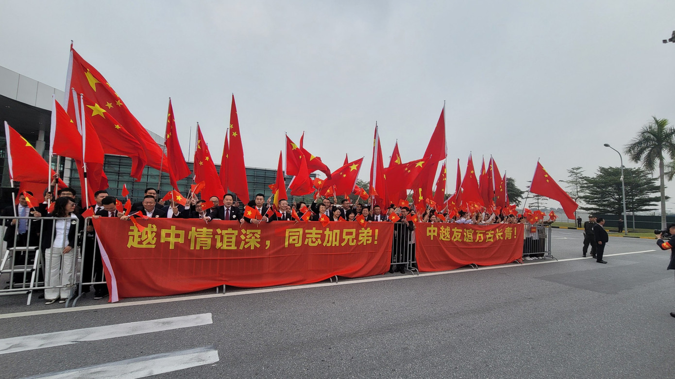 Người dân Hà Nội và cộng đồng người Trung Quốc tại Hà Nội đón Tổng Bí thư, Chủ tịch Trung Quốc Tập Cận Bình. Người dân Hà Nội và cộng đồng người Trung Quốc tại Hà Nội đón Tổng Bí thư, Chủ tịch Trung Quốc Tập Cận Bình.