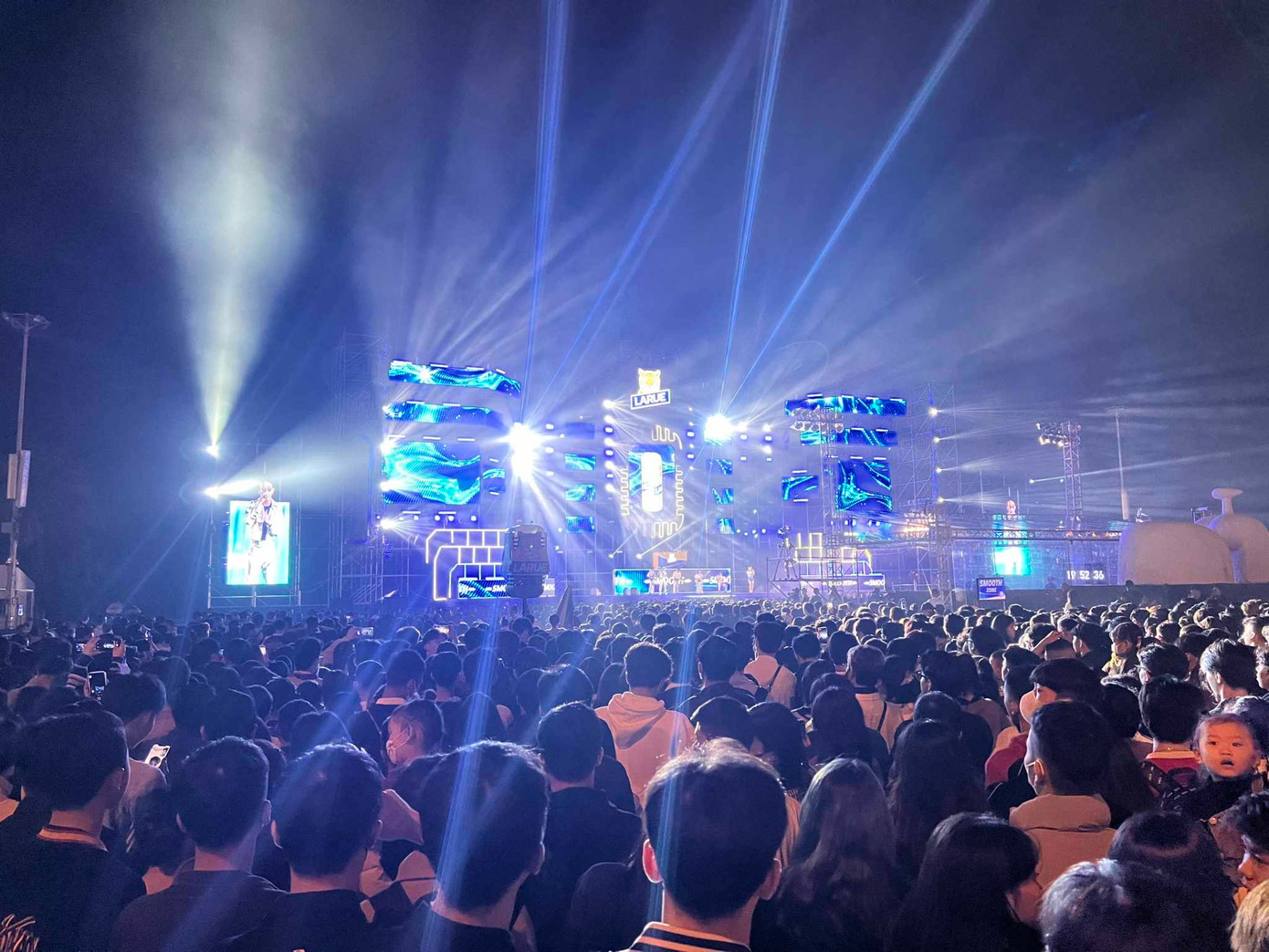 Bạn trẻ khắp nơi đổ về công viên Biển Đông để cùng đếm ngược chào năm mới 2024. Bạn trẻ khắp nơi đổ về công viên Biển Đông để cùng đếm ngược chào năm mới 2024.