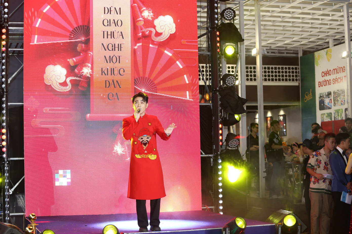 Trong đêm giao thừa, các nghệ sĩ cũng gửi đến đông đảo khán giả những ca khúc đậm chất xuân. Trong đêm giao thừa, các nghệ sĩ cũng gửi đến đông đảo khán giả những ca khúc đậm chất xuân.