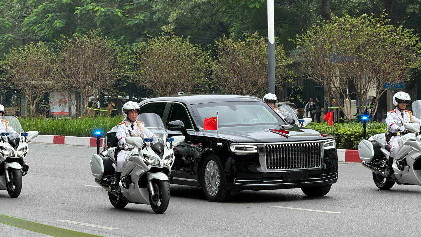 Xe Hồng Kỳ đi giữa đoàn khoảng 10 xe, 5 mô tô cảnh sát dẫn đường phía trước và bốn mô tô cảnh sát hộ tống hai bên. Xe Hồng Kỳ đi giữa đoàn khoảng 10 xe, 5 mô tô cảnh sát dẫn đường phía trước và bốn mô tô cảnh sát hộ tống hai bên.